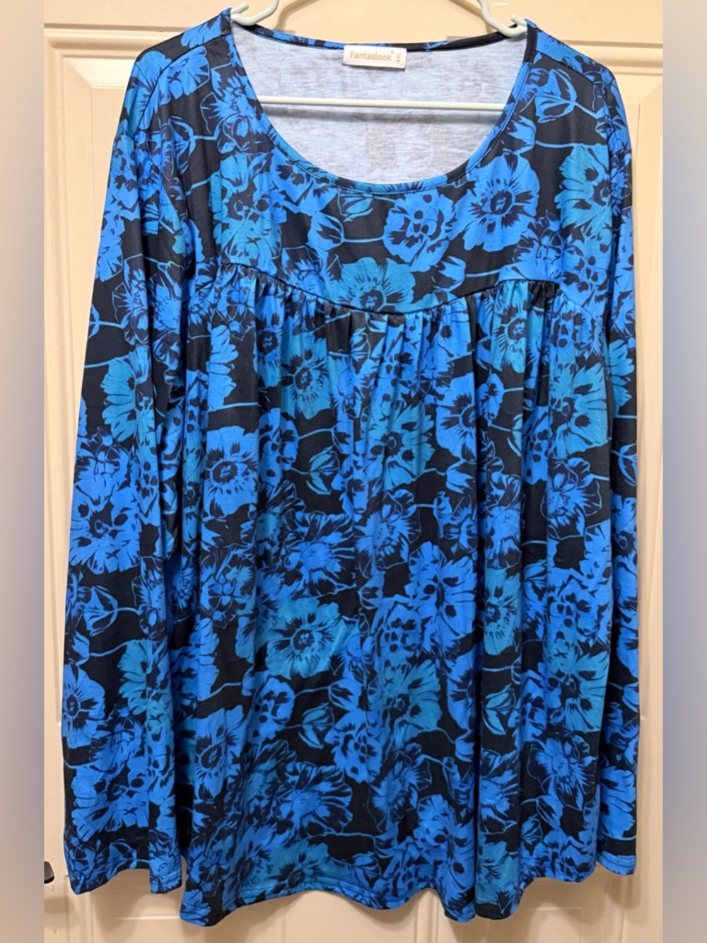 Fantaslook Pullover Tunic Top in Black with Blue Floral Pattern Long Sleeved 4XL